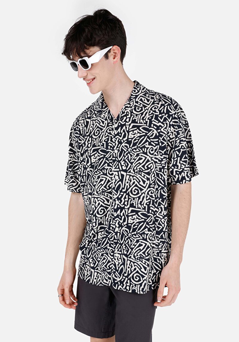 Изображение Мужская тёмно-синяя рубашка с коротким рукавом, обычного кроя, с принтом