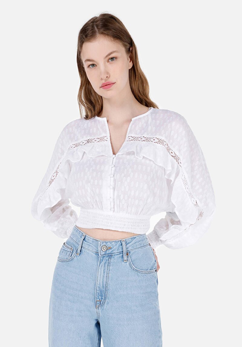 Изображение Женская белая рубашка стандартного кроя с v-образным вырезом и длинными рукавами