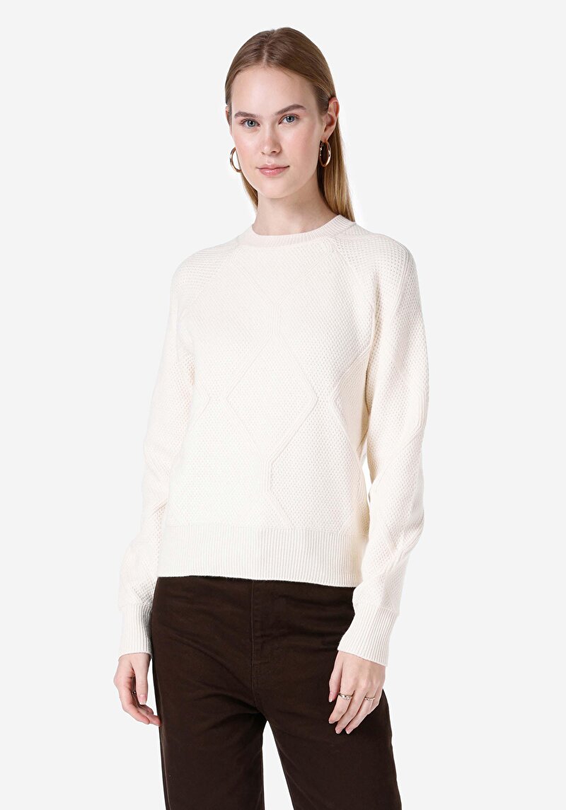 Изображение Женский свитер цвета экрю с v-образным вырезом, стандартного кроя