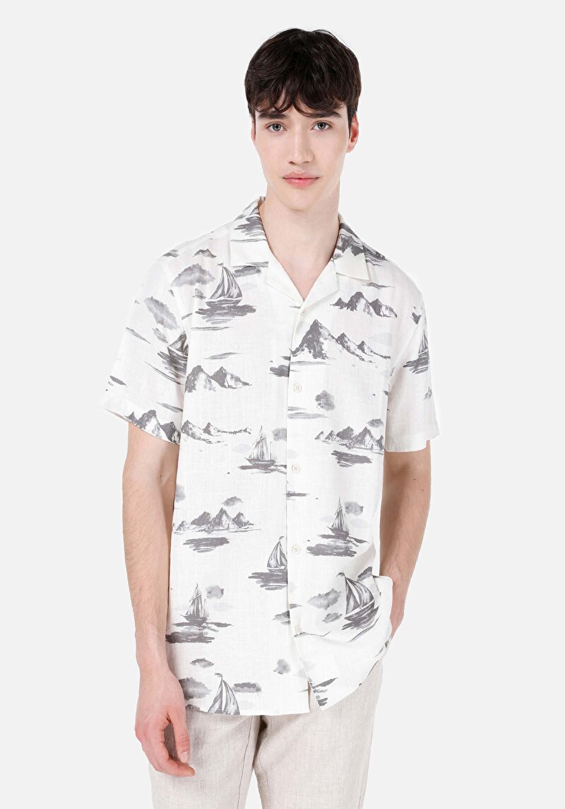 Изображение Мужская белая рубашка с принтом классического кроя с короткими рукавами