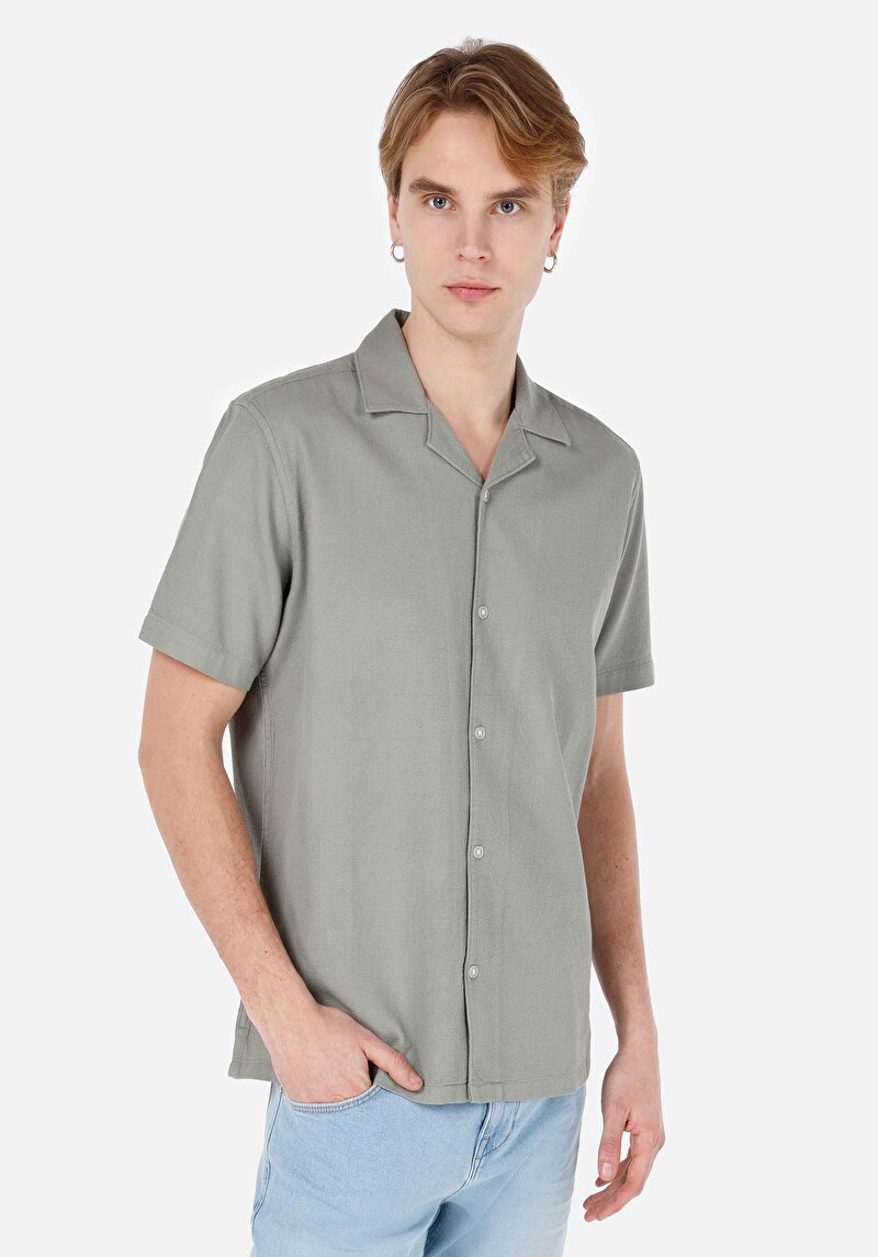 Изображение Мужская зелёная рубашка стандартного кроя с коротким рукавом