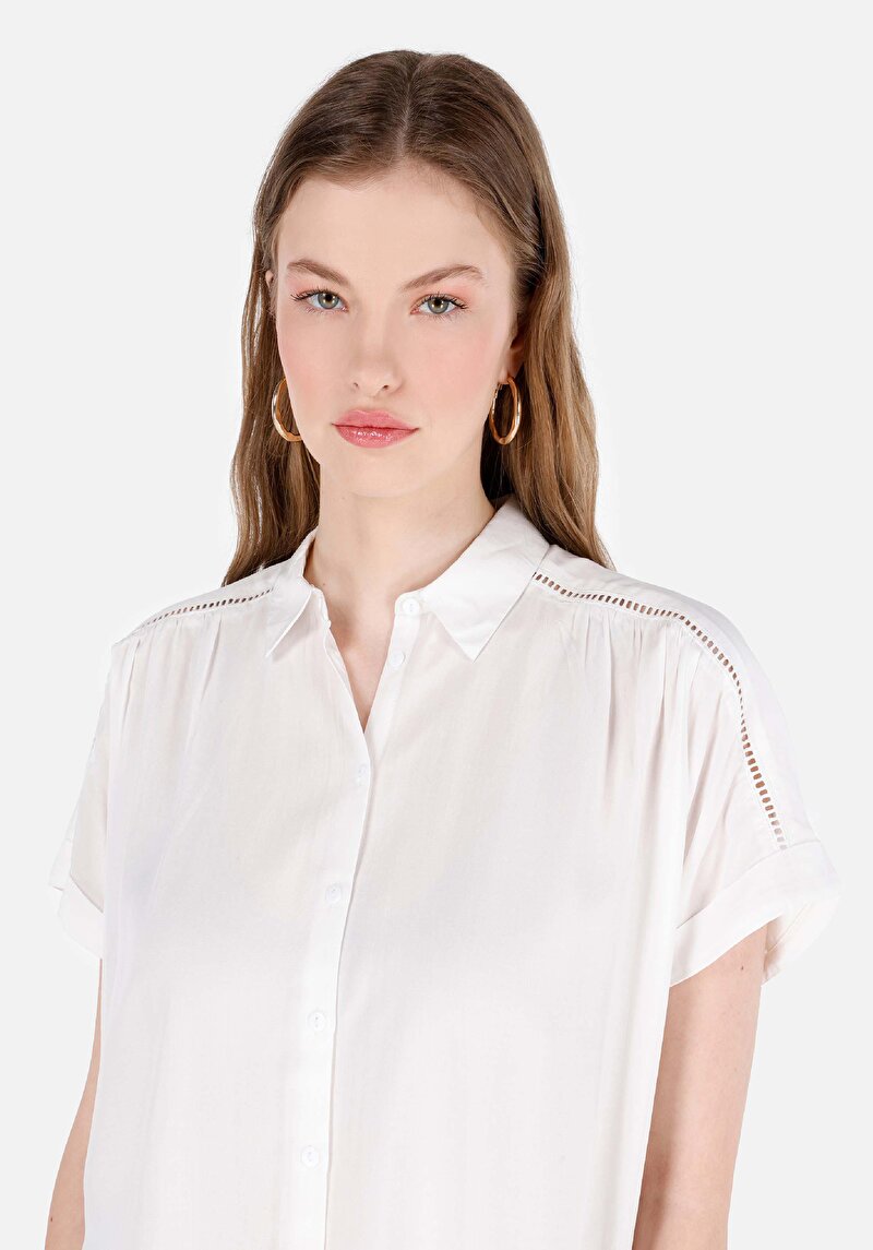 Показать информацию о Женская белая рубашка стандартного кроя с коротким рукавом