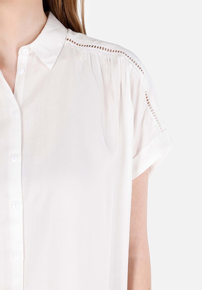 Показать информацию о Женская белая рубашка стандартного кроя с коротким рукавом