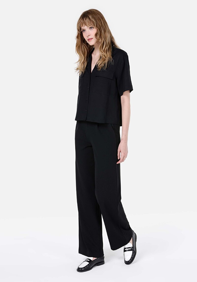 Показать информацию о Женская черная рубашка стандартного кроя, с коротким рукавом