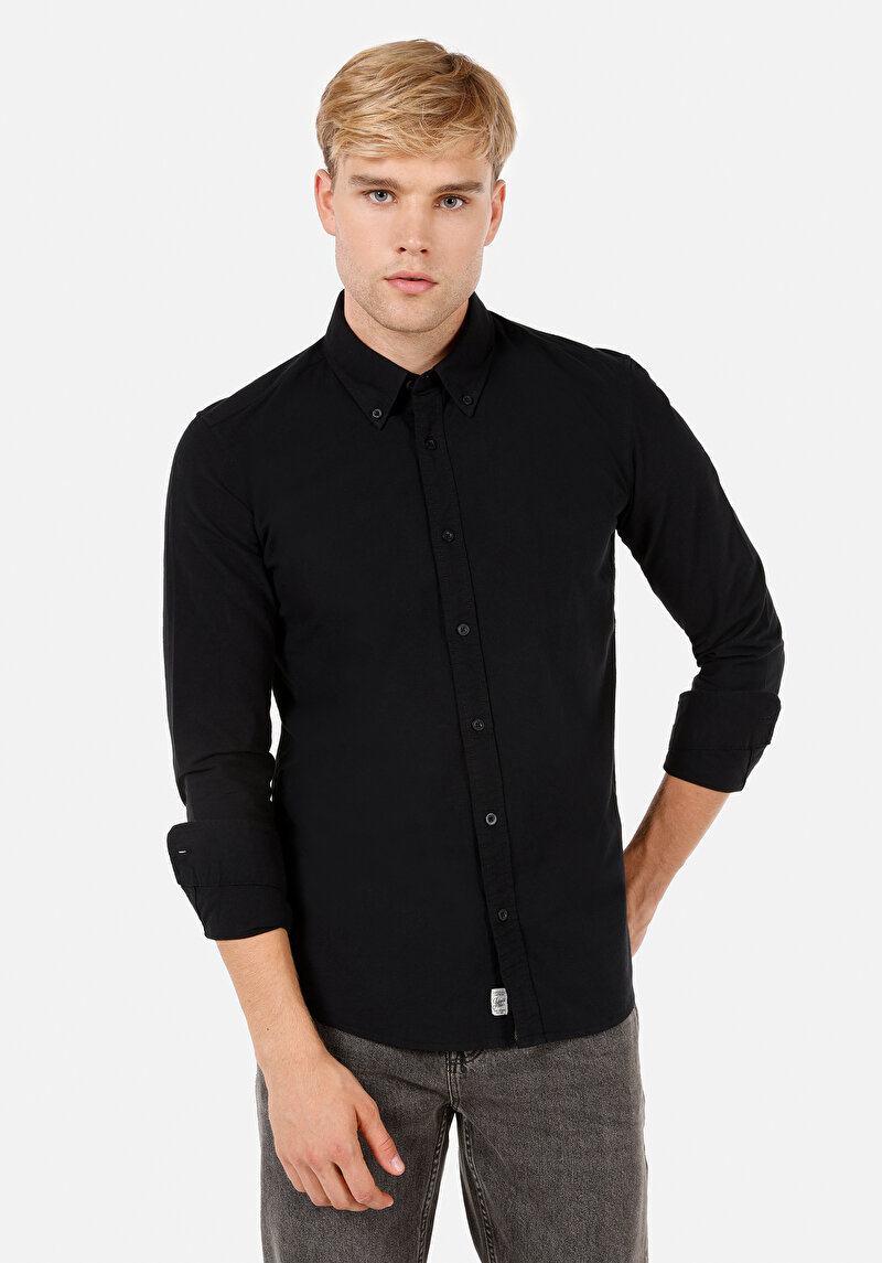 Изображение Мужская чёрная рубашка приталенная с воротником и длинными рукавами