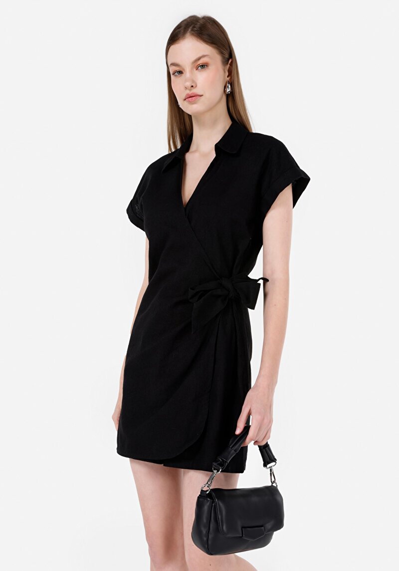 Изображение Женское чёрное платье обычного кроя