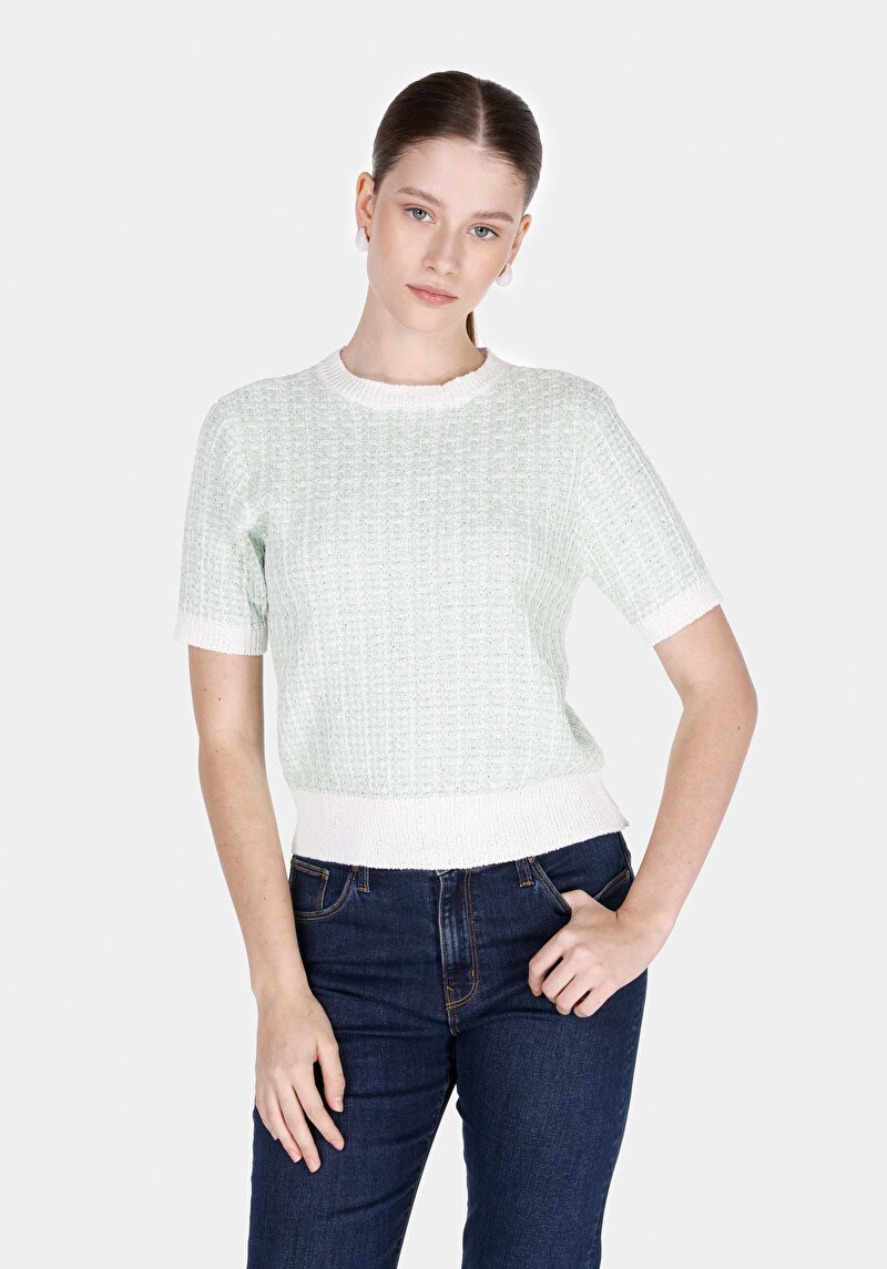 Изображение Женский зелёный свитер стандартного кроя