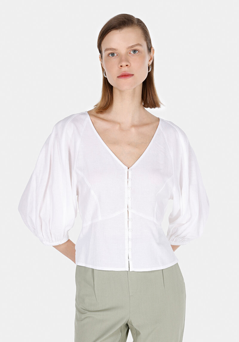 Изображение Женская белая рубашка приталенного кроя