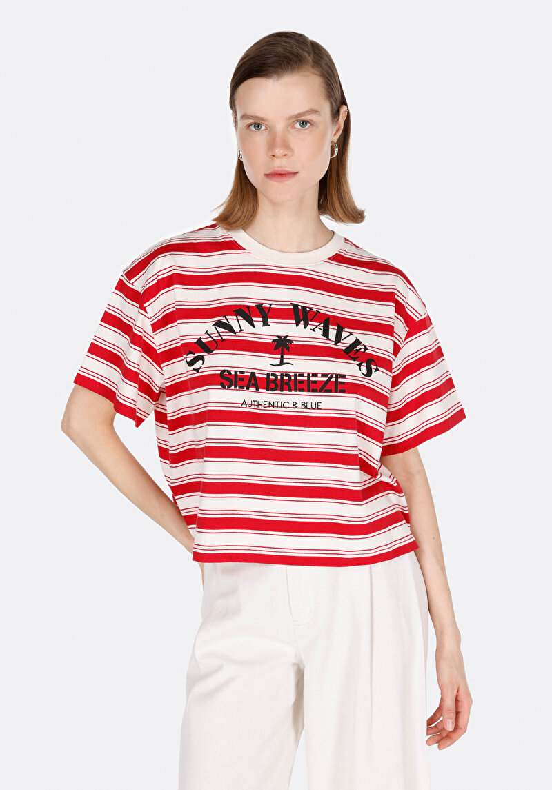 Изображение Женская красная футболка в полоску с круглым вырезом и короткими рукавами comfort fit