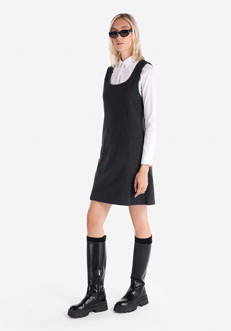 Изображение Женское антрацитовое платье без рукавов стандартного кроя