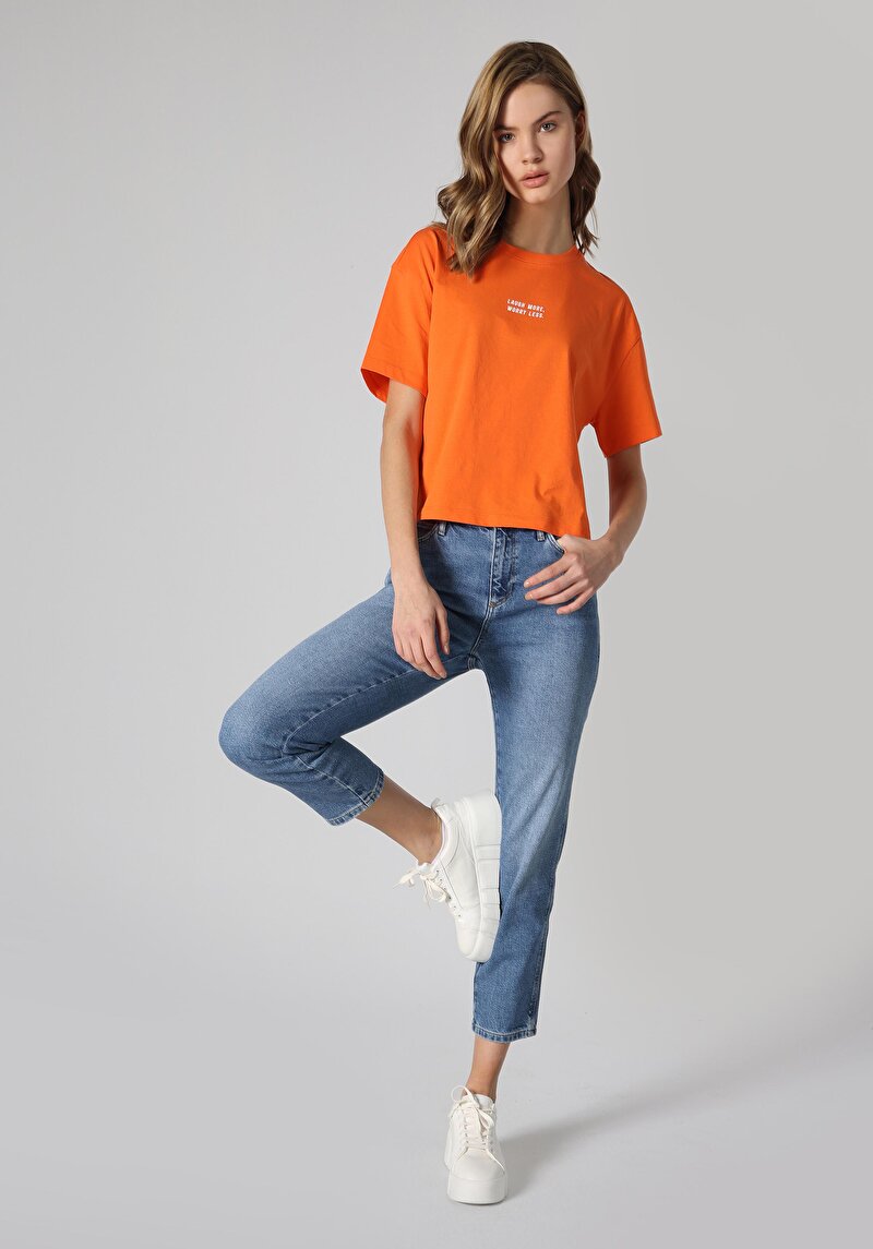 Изображение Женские джинсы цвета индиго boyfriend fit со средней посадкой и зауженными штанинами