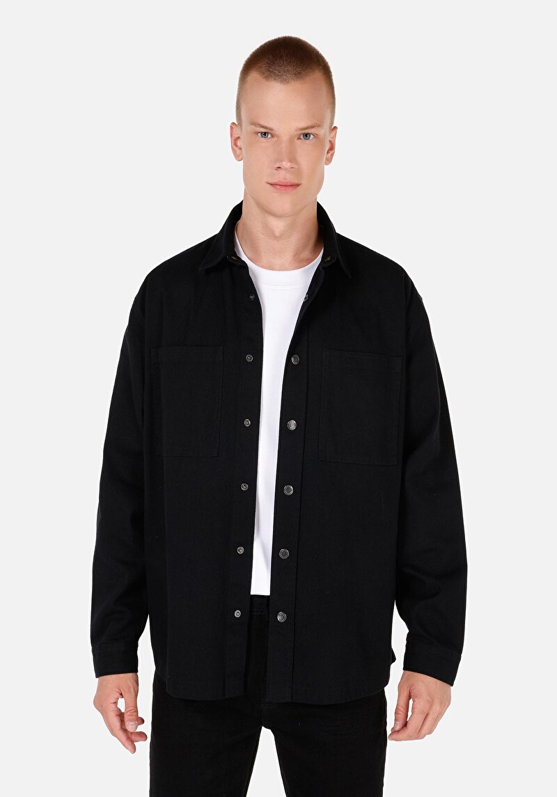 Изображение Мужская черная рубашка свободного кроя с короткими рукавами