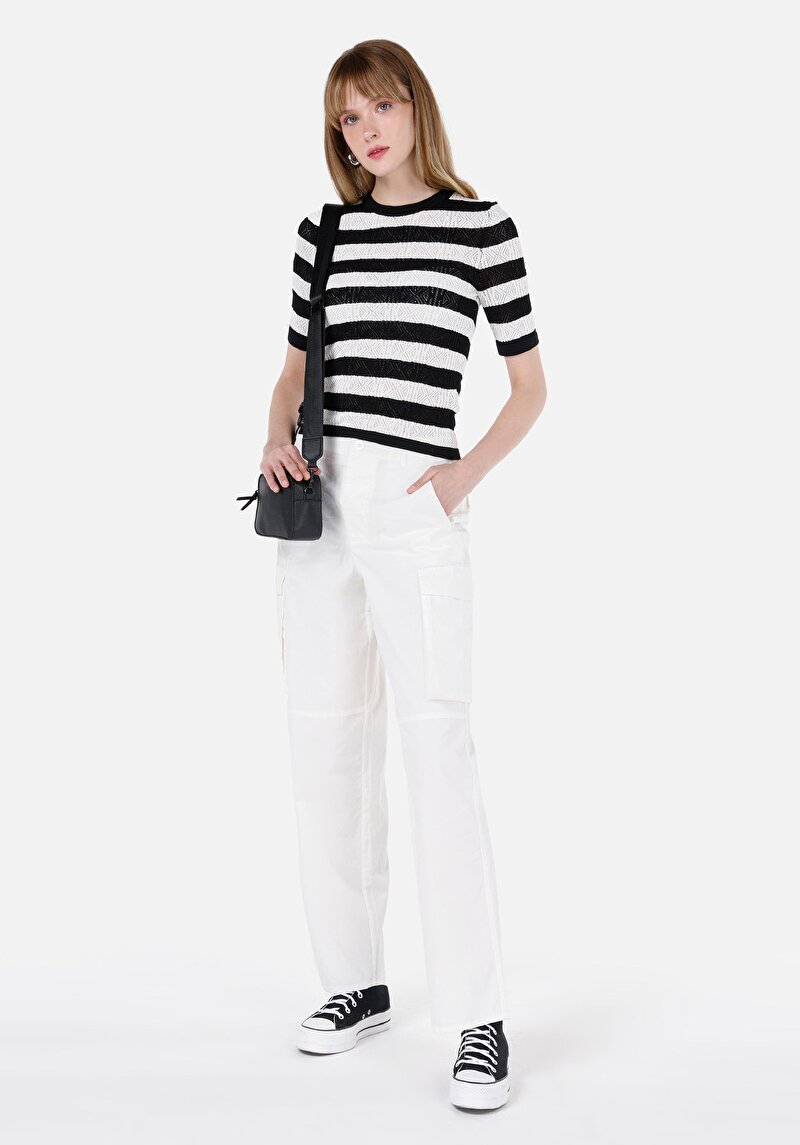 Изображение Женские белые брюки с высокой посадкой и широкими штанинами