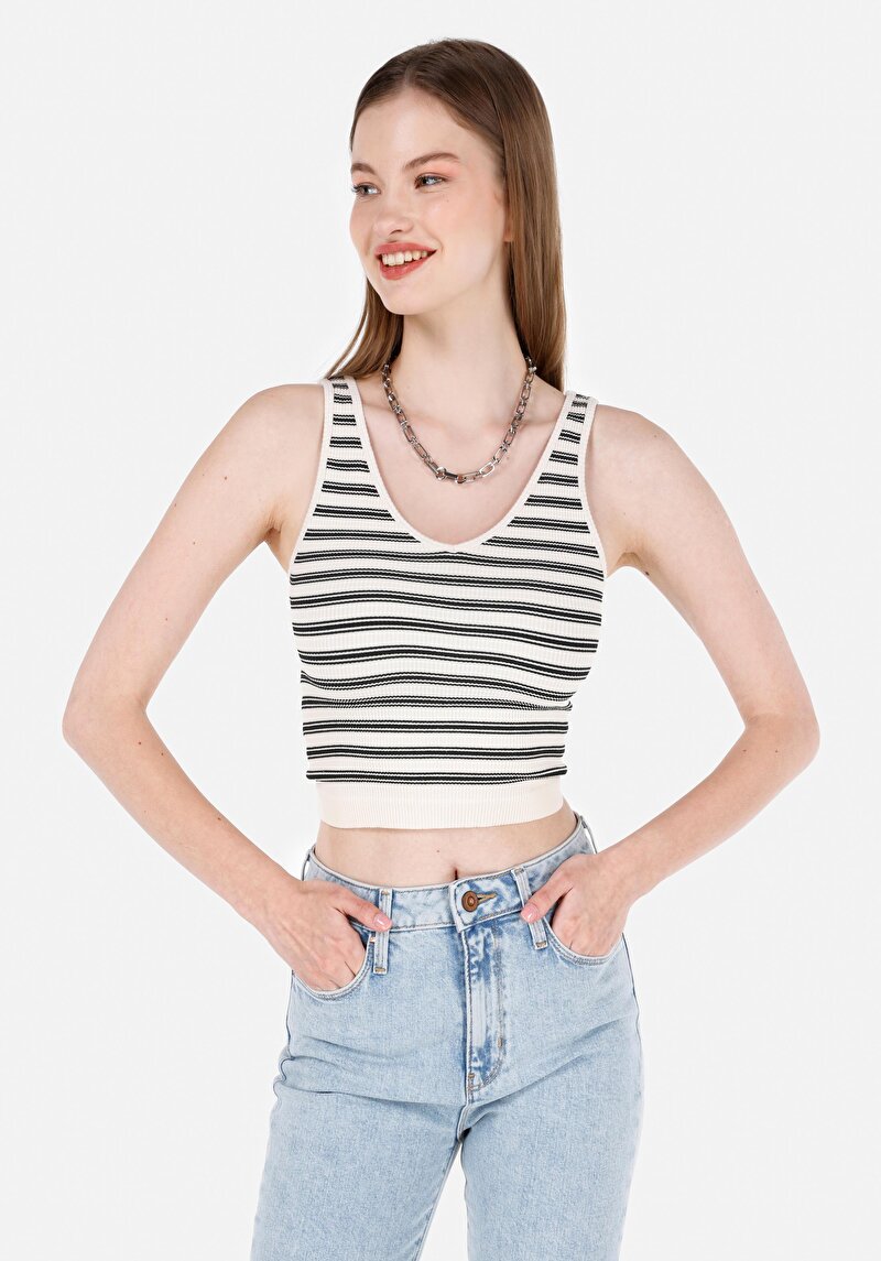 Изображение Женская белая майка приталенного кроя