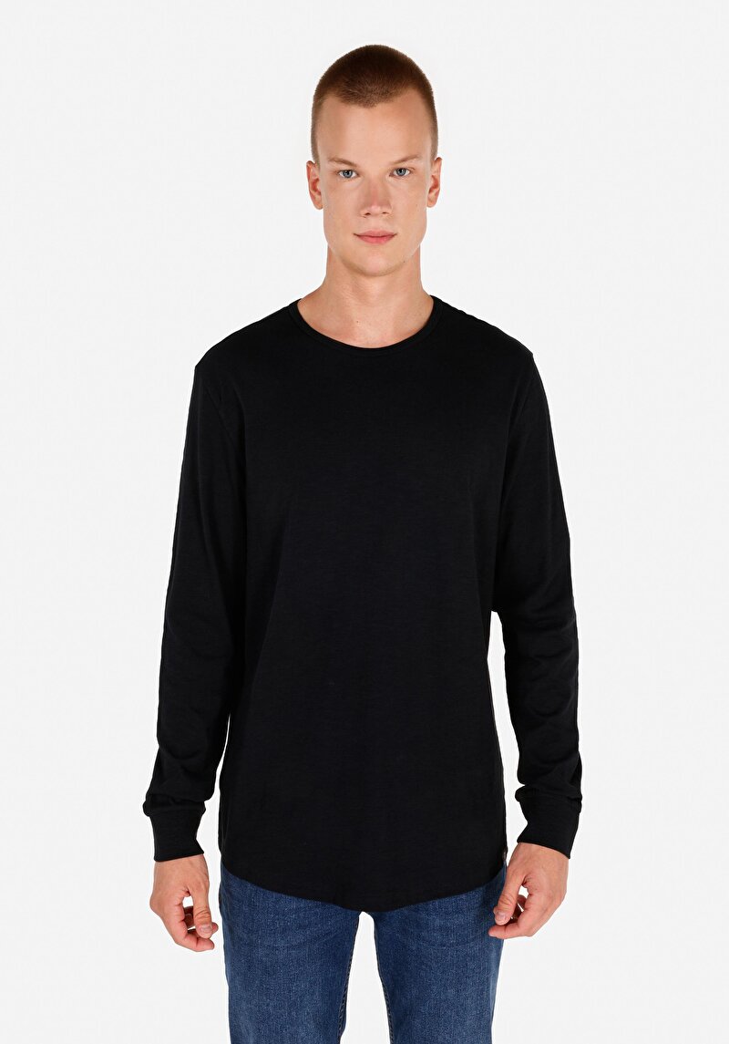 Изображение Мужская чёрная футболка прямого кроя с круглым вырезом и длинным рукавом