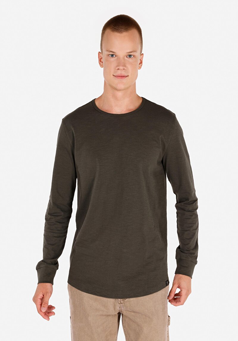 Изображение Мужская зелёная футболка прямого кроя с круглым вырезом и длинным рукавом