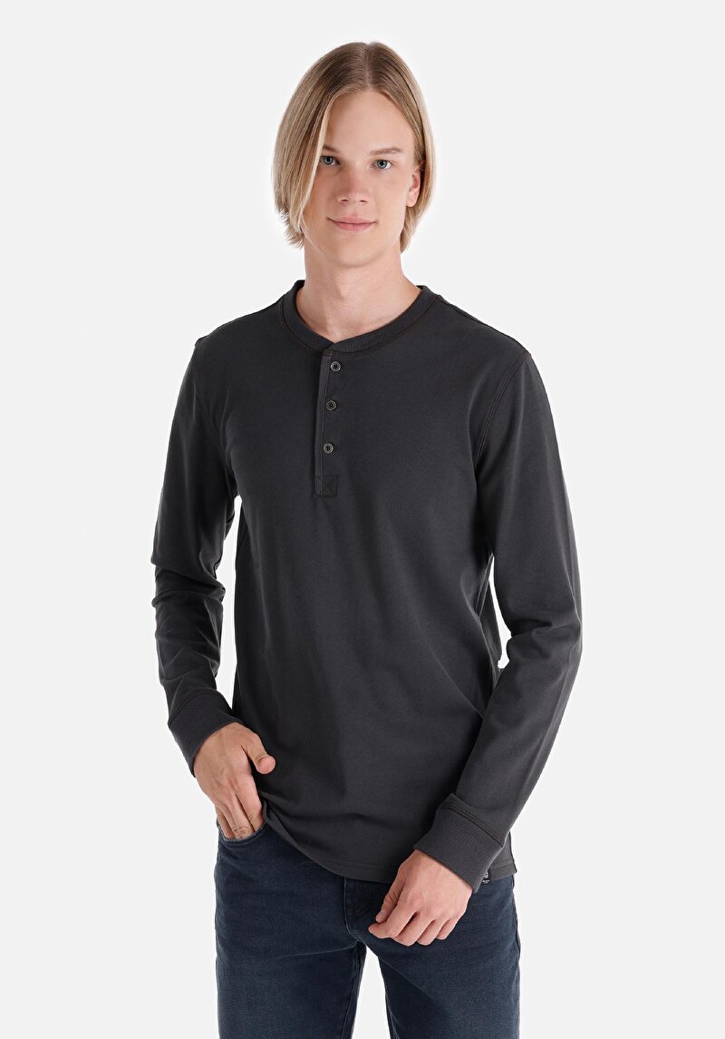 Изображение Мужская антрацитовая футболка приталенного кроя с воротником на пуговицах и длинным рукавом