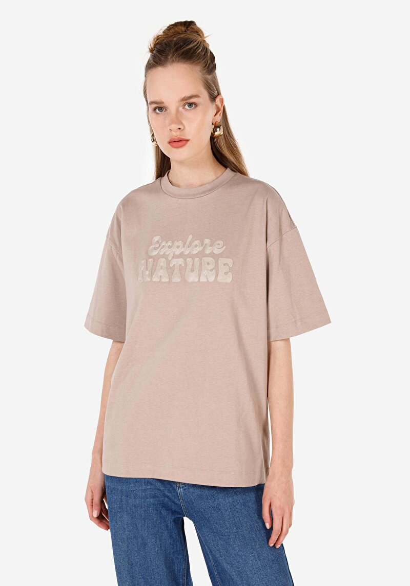 Изображение Женская белая футболка комфортной посадки с круглым вырезом и короткими рукавами