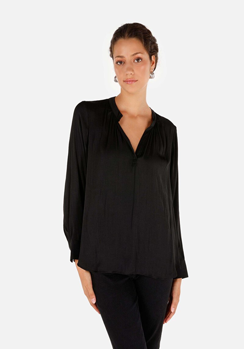 Изображение Женская чёрная рубашка обычного кроя