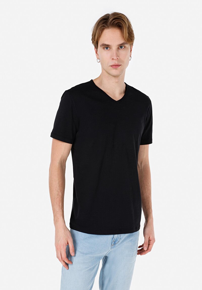 Изображение Мужская черная футболка стандартного кроя с v-образным вырезом и короткими рукавами