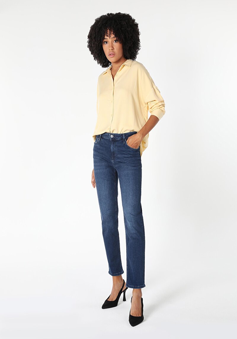 Изображение Женские джинсы из денима приталенного кроя со средней посадкой