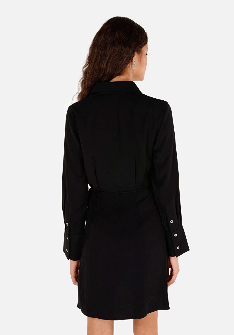 Показать информацию о Женское чёрное платье обычного кроя