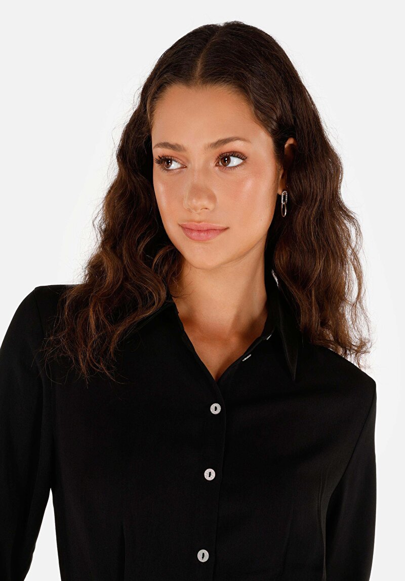 Показать информацию о Женское чёрное платье обычного кроя