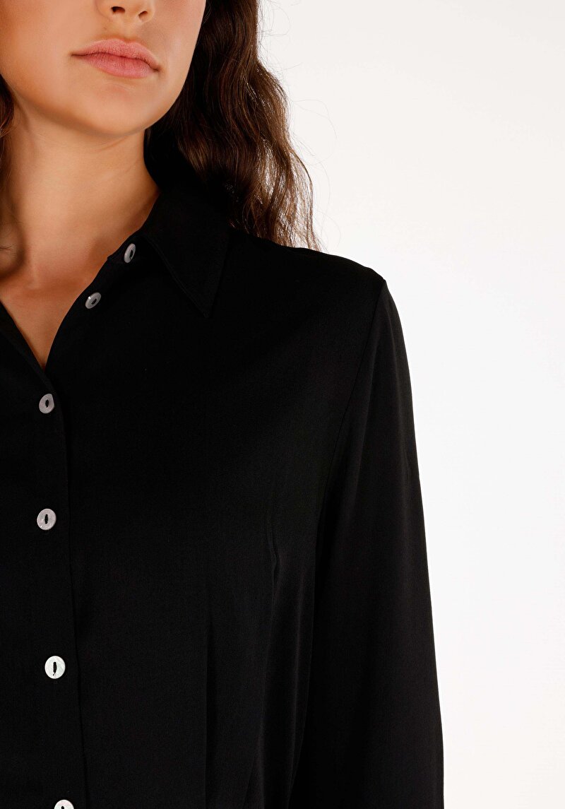 Показать информацию о Женское чёрное платье обычного кроя