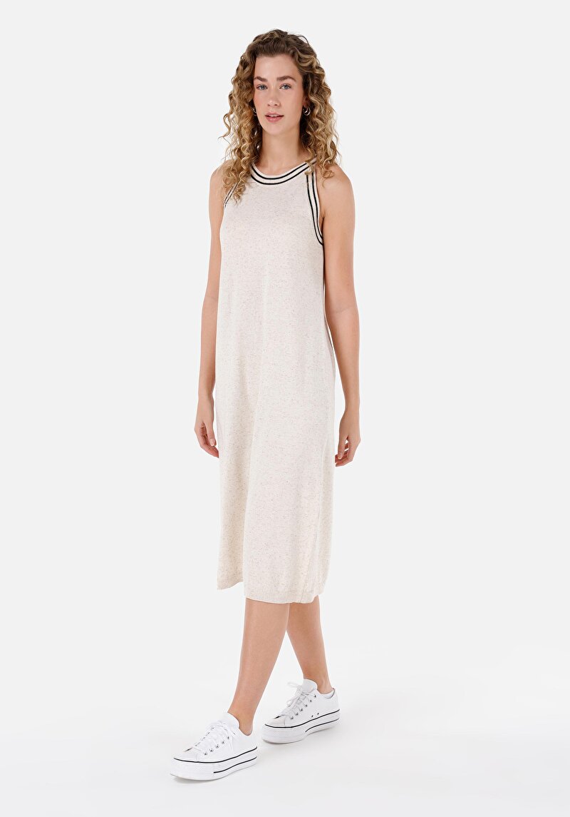 Изображение Женское платье цвета экрю стандартного кроя без рукавов