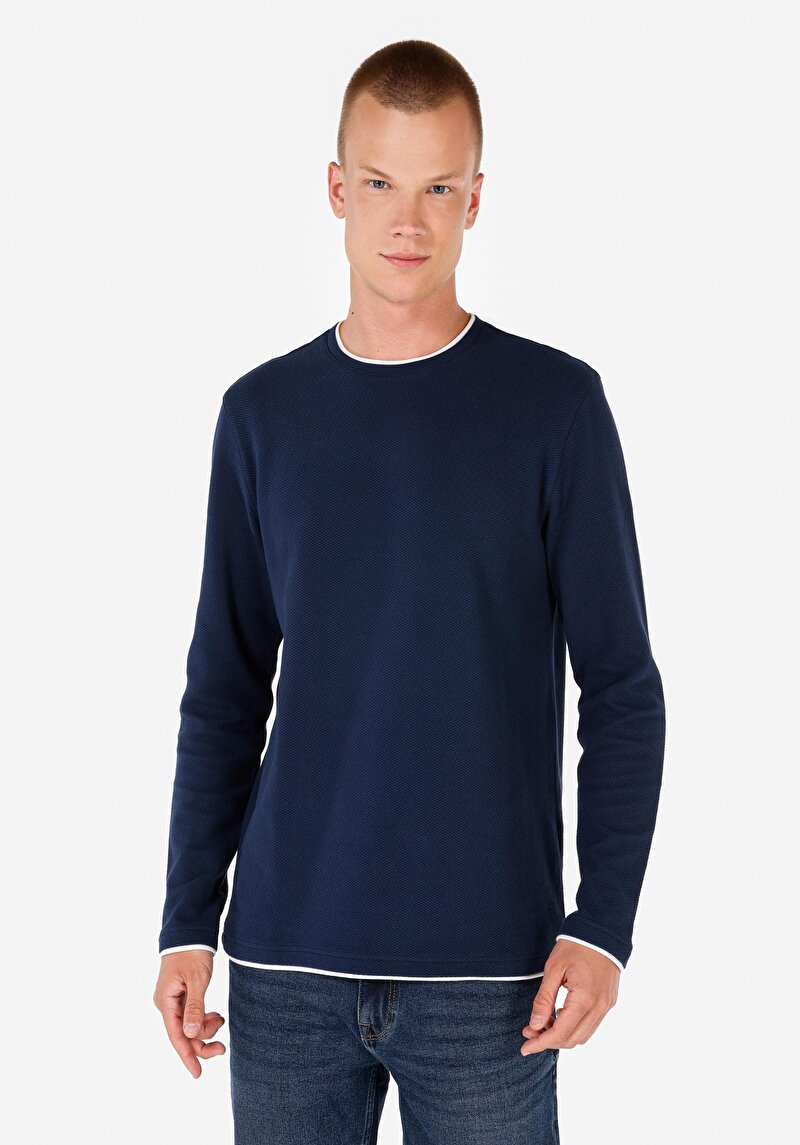 Изображение Мужская темно-синяя футболка базовая с круглым вырезом и длинным рукавом