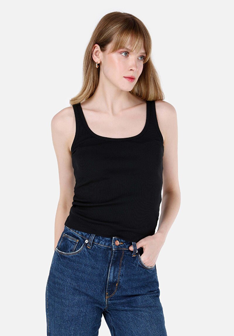 Изображение Женская черная майка приталенного кроя