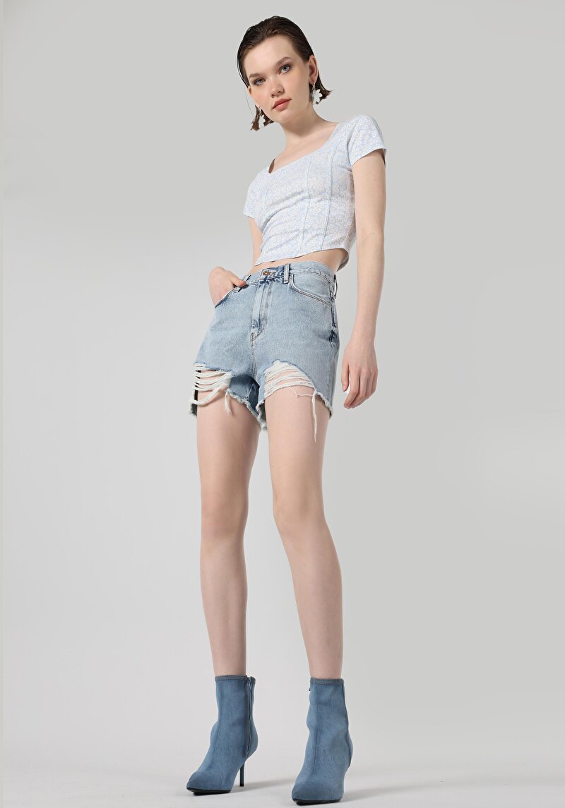 Изображение Женские джинсовые шорты цвета индиго с низкой посадкой mom fit