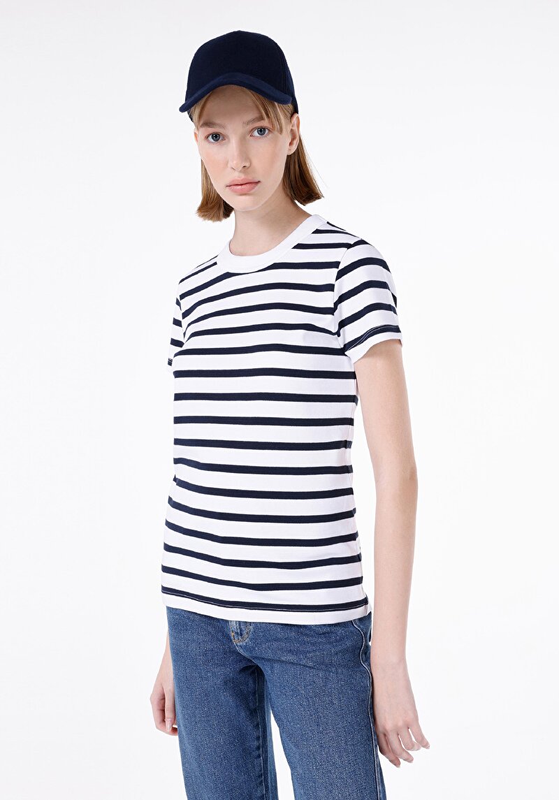 Изображение Женская тёмно-синяя футболка приталенного кроя с круглым вырезом и короткими рукавами