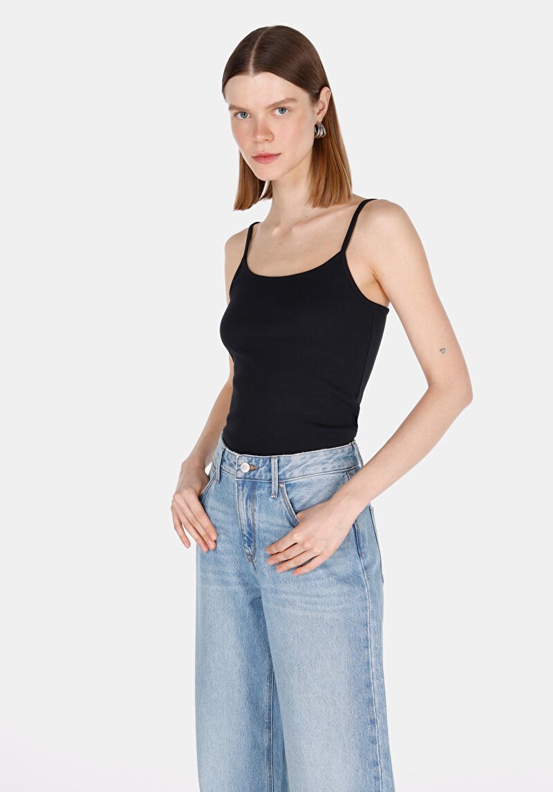 Изображение Женская черная майка приталенного кроя