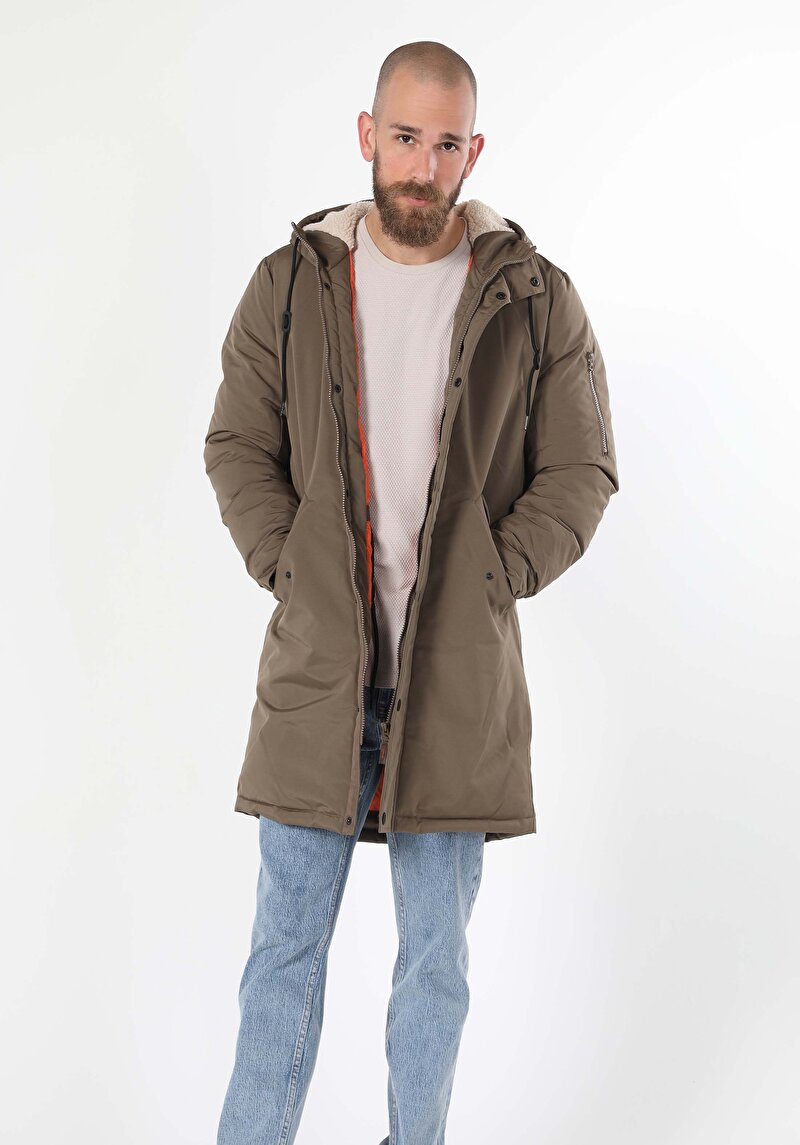 Изображение Мужское бежевое пальто обычного кроя