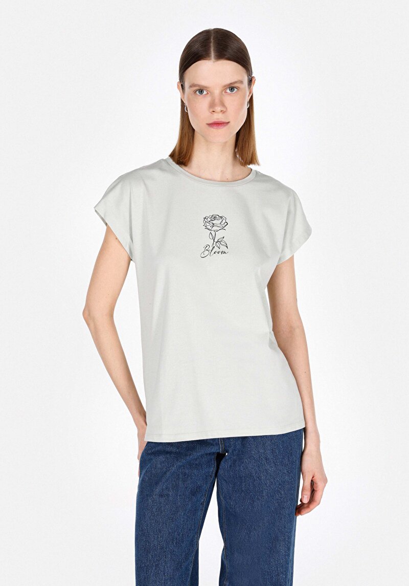 Изображение Женская зелёная футболка с принтом, стандартного кроя, с круглым вырезом и короткими рукавами