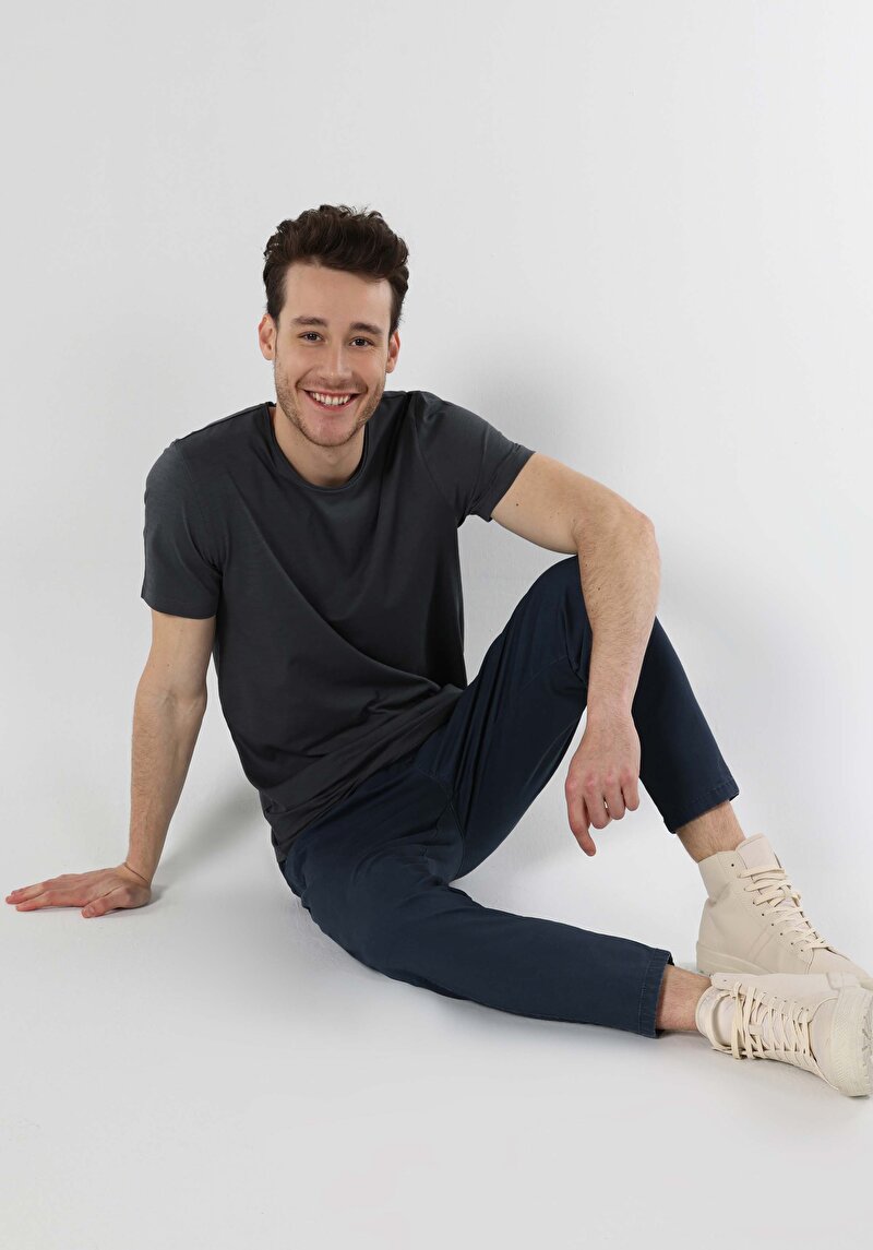 Изображение Мужская антрацитовая футболка стандартного кроя с круглым вырезом и короткими рукавами