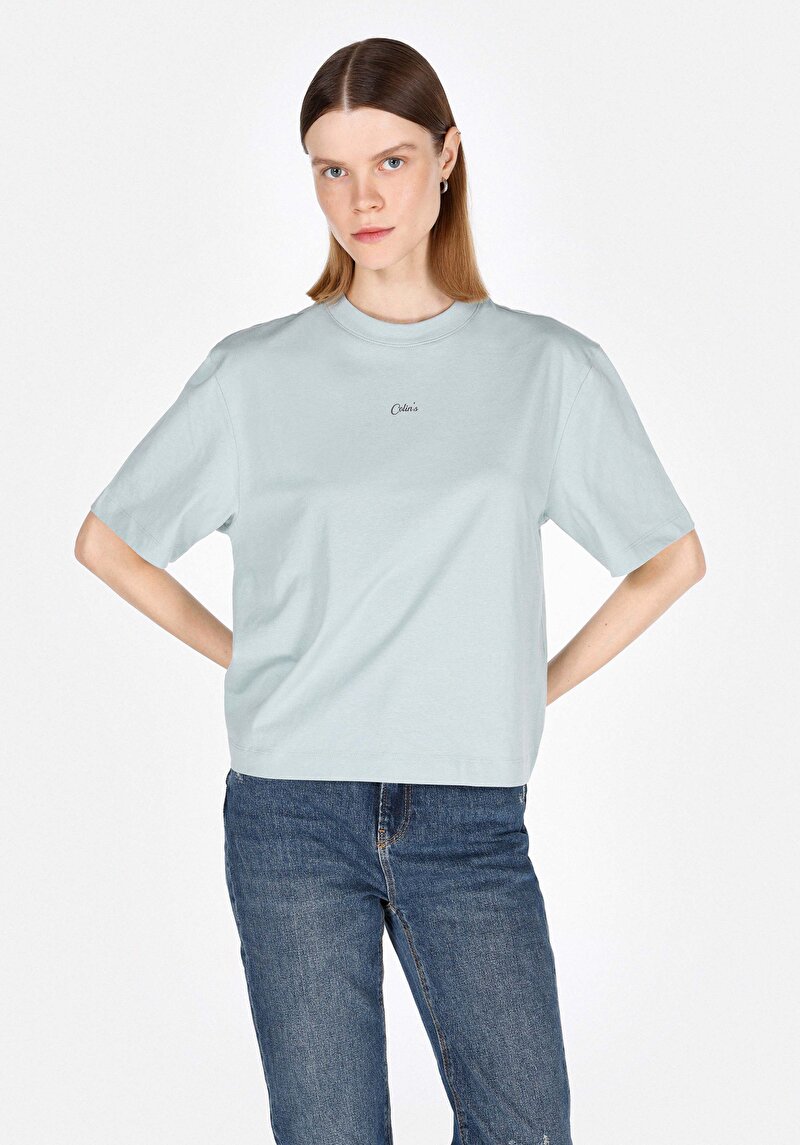 Изображение Женская зелёная футболка стандартного кроя с круглым вырезом, прямого силуэта, с коротким рукавом