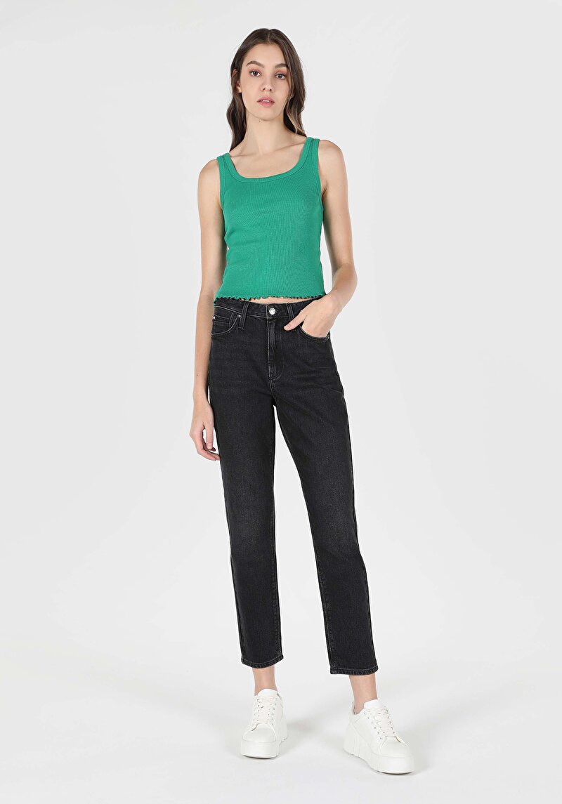 Изображение Женские чёрные джинсы slim fit со средней посадкой и зауженными штанинами