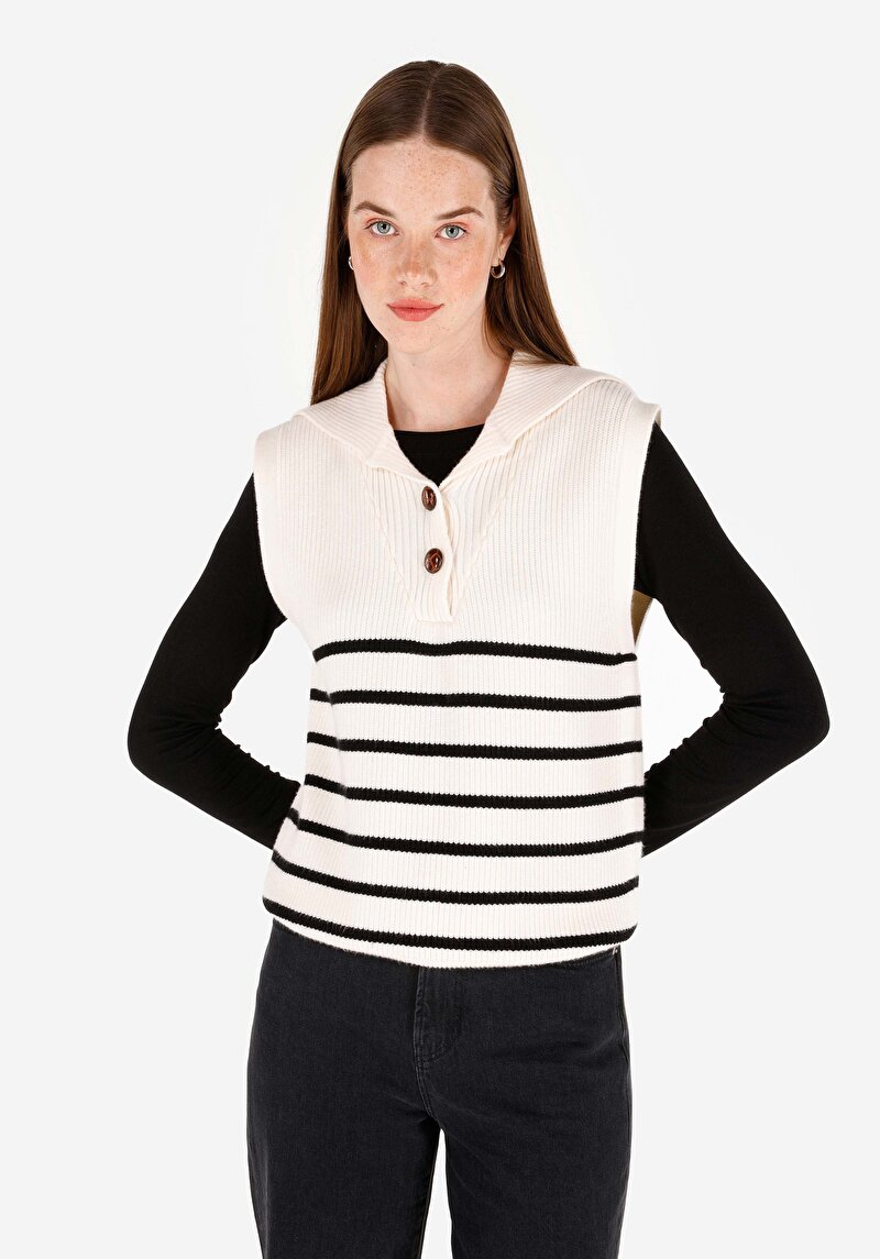 Изображение Женский свитер экрю с капюшоном, стандартного кроя