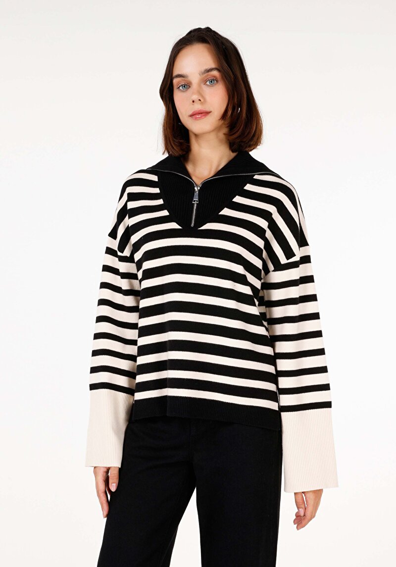 Изображение Женский черный свитер на молнии, стандартного кроя