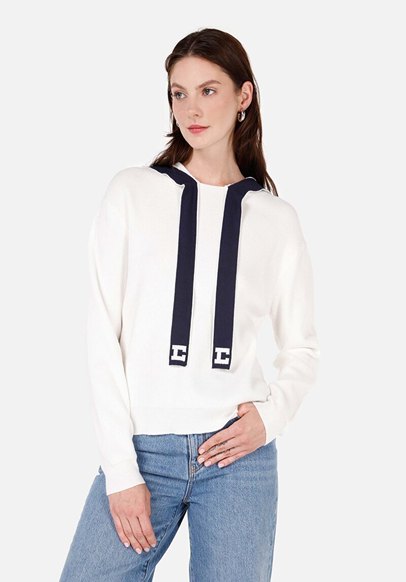 Изображение Женский белый свитер с капюшоном стандартного кроя