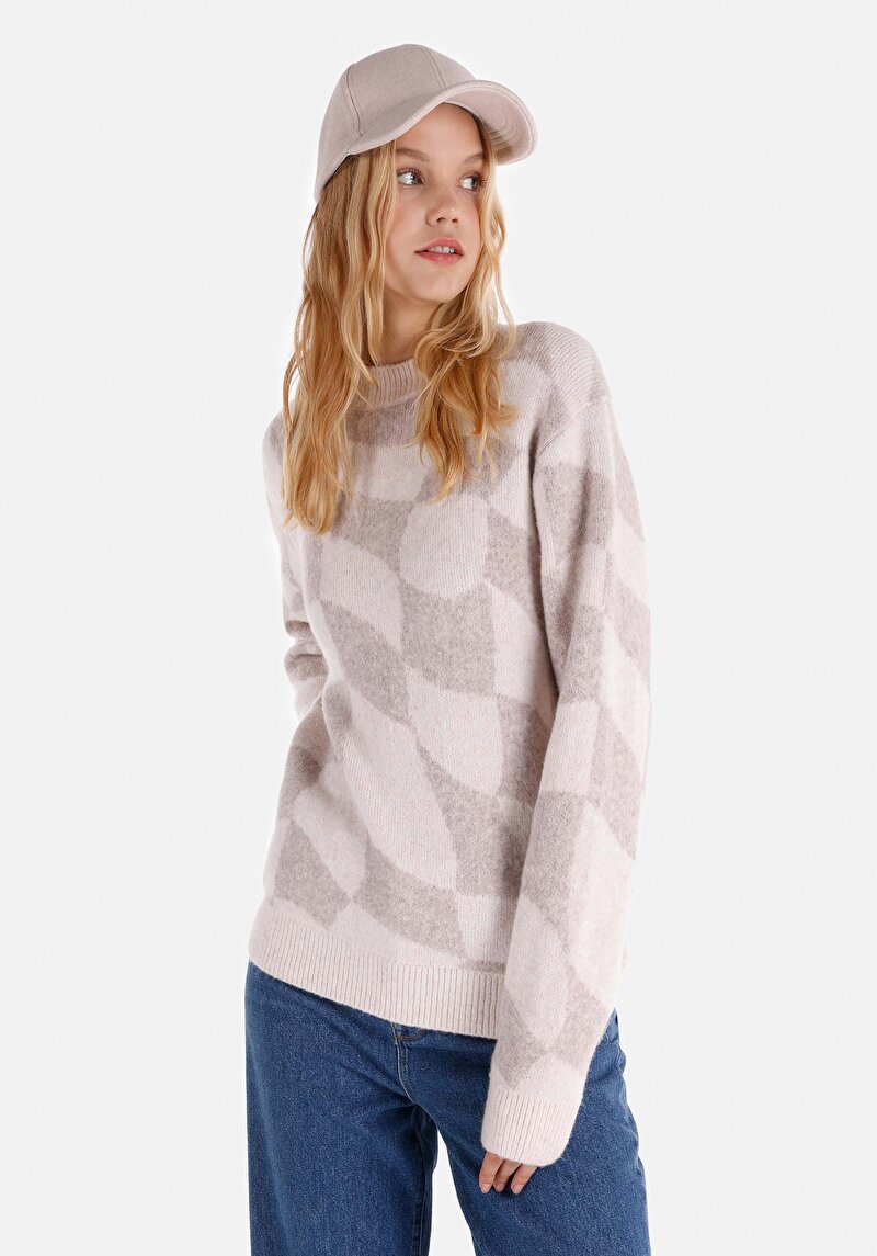 Изображение Женский белый свитер облегающего кроя с круглым вырезом и принтом