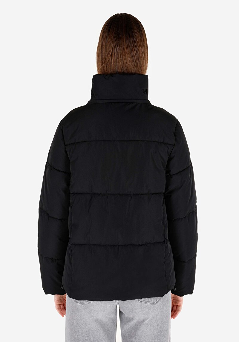 Показать информацию о Женское чёрное пальто с капюшоном на молнии