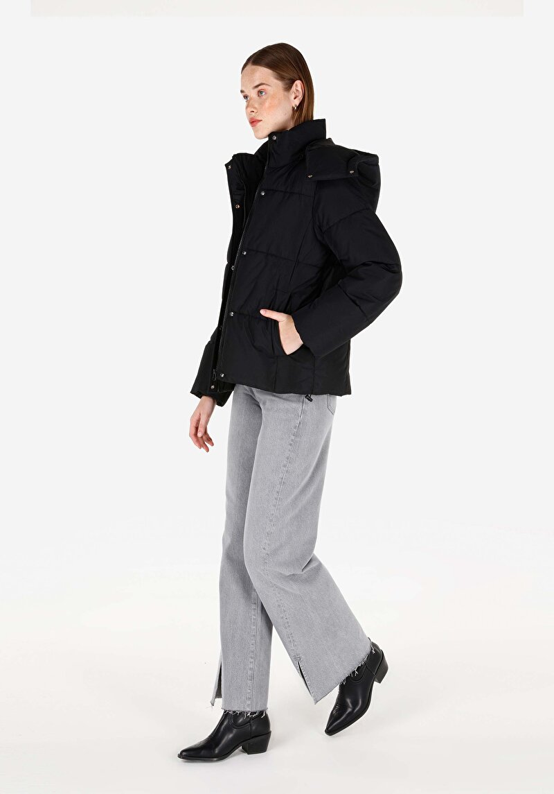 Показать информацию о Женское чёрное пальто с капюшоном на молнии