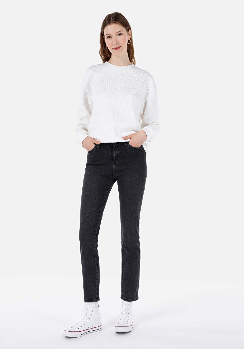 Изображение Женские чёрные джинсы приталенного кроя