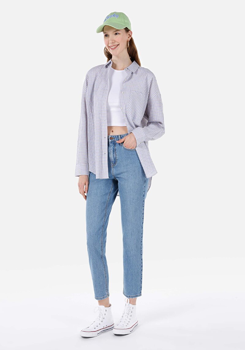 Изображение Женские джинсы цвета индиго mom fit с высокой посадкой и зауженными штанинами