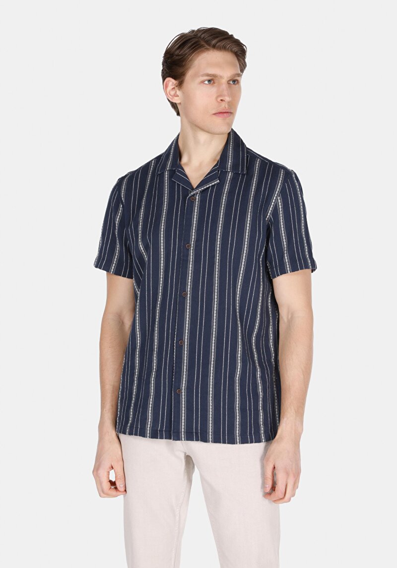 Изображение Мужская тёмно-синяя рубашка в полоску с коротким рукавом, стандартного кроя