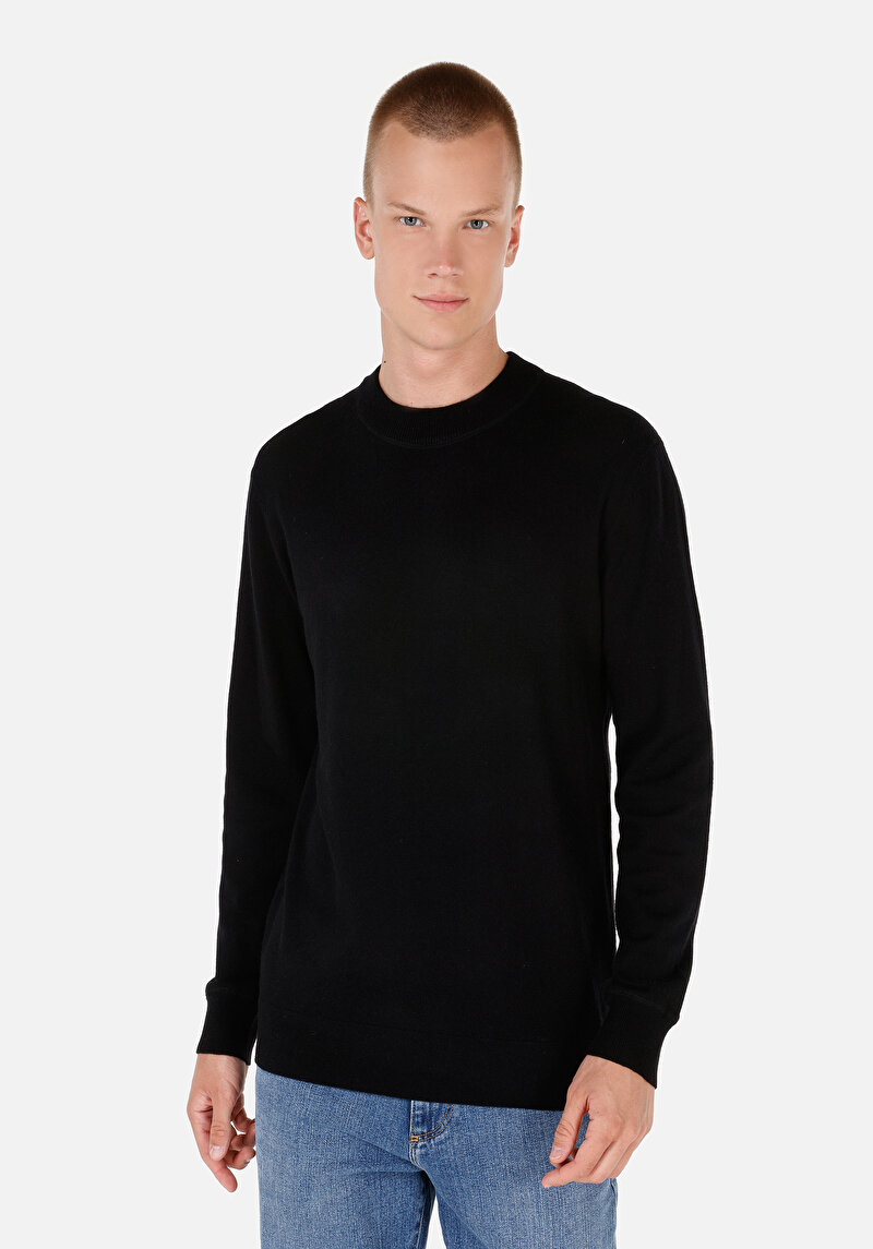 Изображение Мужской черный жаккардовый свитер с круглым вырезом