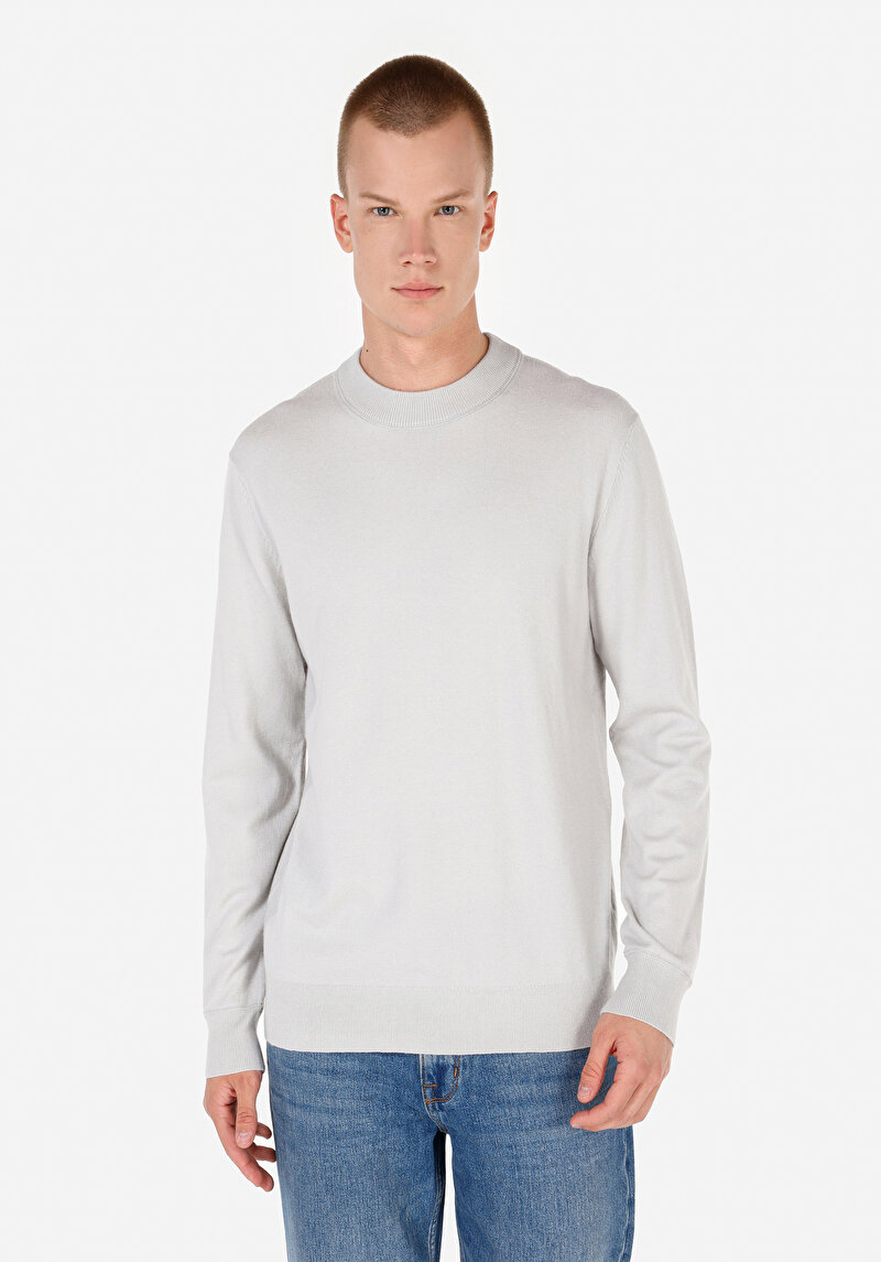 Изображение Мужской серый свитер с круглым вырезом